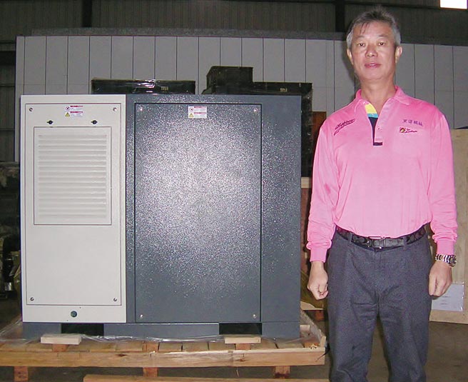 黑伟机械董事长林明赐，其身旁为该公司代理的韩国世亚集团制造的空气悬浮式鼓风机。图／业者提供