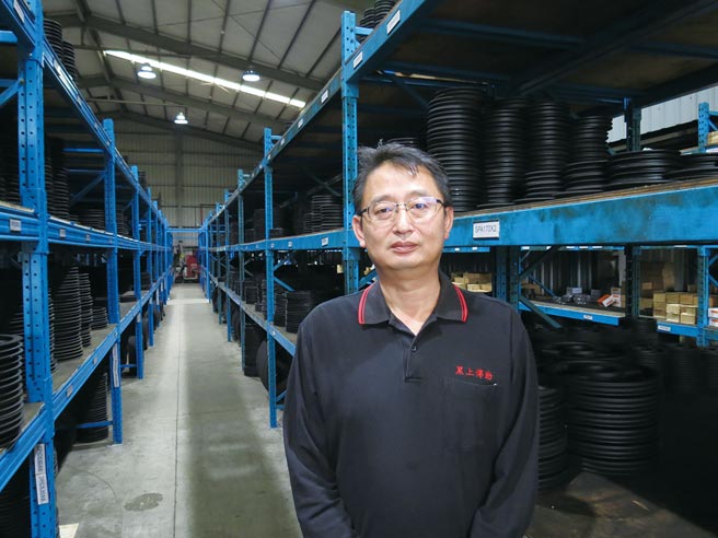 黑上傳動總經理龔祖望，其周邊為堆滿皮帶輪的公司倉儲。圖／傅秉祥