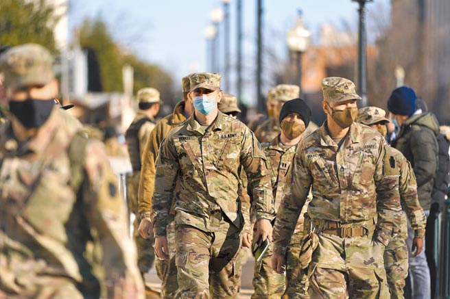 川普11日宣布华府进入紧急状态，国民兵也被授权部署多达1.5万名兵力。图为华盛顿特区的国民兵。（美联社）