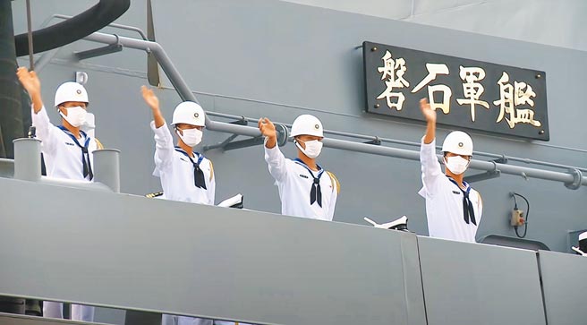 今年海军敦睦远航训练仍规画进行，但记取去年帛琉教训，已预拟备案，不停泊任何友邦国家。图为2020年蔡英文总统主持「海军敦睦远航训练支队返国欢迎仪式」。（总统府提供）