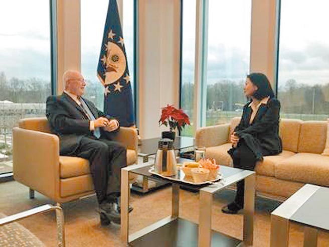 美國務院宣布取消美台交往限制，美國駐荷蘭大使胡克斯特拉（Pete Hoekstra）（左）12日邀請駐荷蘭代表陳欣新（右）前往大使館會面，並在社群媒體發文表示創造了歷史。（摘自推特）