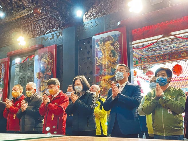内政部长徐国勇昨陪同总统蔡英文到三峡紫微天后宫参拜，他表示，行政院长苏贞昌昨已指示暂缓施行新式数位身分证。（蔡雯如摄）