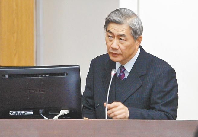 对于央行总裁杨金龙示警经济跟金融脱鉤，有资产泡沫化疑虑，金管会主委黄天牧12日在立院答询指出，这是国际各方面经济学人士都在关心的事情，当然也要看不同国家，金管会做为监理机关，一定都是戒慎恐惧。（张铠乙摄）