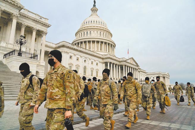 美国国会遭到川普支持者闯入施暴后，为了确保本月20日拜登就职典礼顺利举行，当局决定在华府部署1万5000名国民兵。图为大批国民兵11日出现在国会大厦前。美国眾议院将于13日就弹劾川普进行投票表决。（路透）