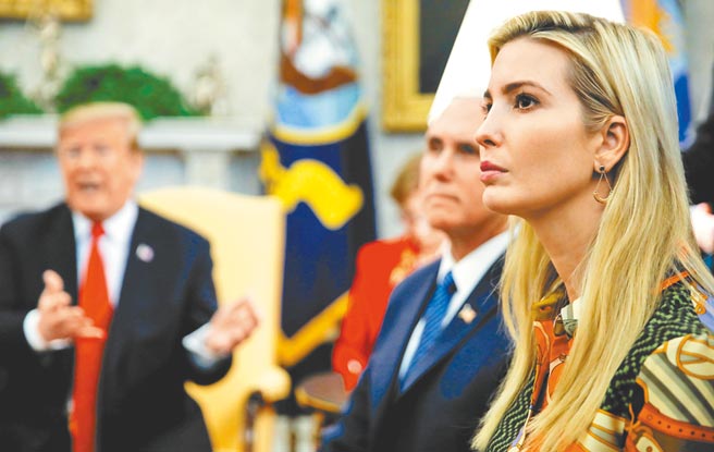 據報導，伊凡卡（右）將出席拜登的總統就職典禮，令川普相當光火。（路透）
