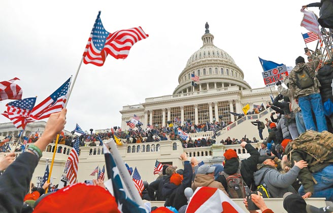 美国国会上周惊传暴动，造成5人死亡，总统川普遭指控煽动支持者，不仅被脸书、推特等社群媒体关闭帐号，还将成为美国史上唯一被弹劾2次的总统。（美联社）