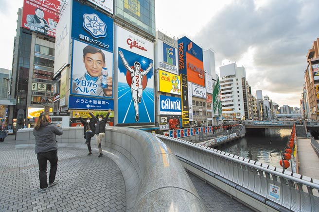 日本政府12日決定，由於新冠疫情惡化，13日將宣布京都、大阪、兵庫等關西三府縣再次進入緊急狀態。（美聯社）