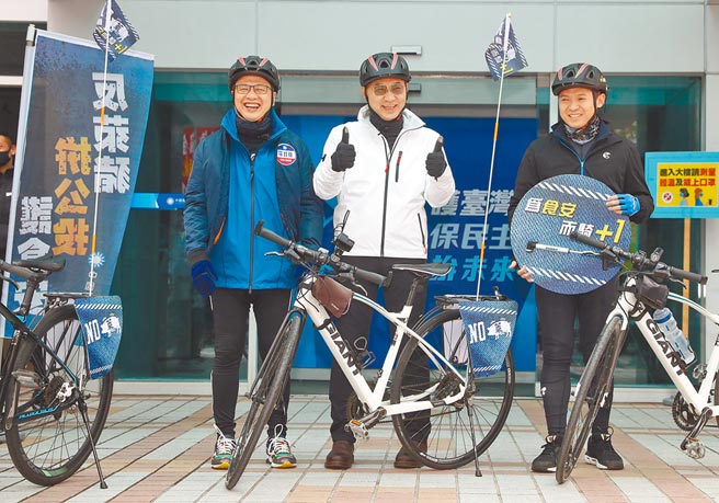 莱剂零检出自治条例遭行政院封杀后，台北市议会开第一枪提释宪，有待大法官审查后定夺。国民党主席江启臣（中）12日为「反莱猪，拼公投，护食安」展开「公投连署，纵骑台湾」的革实院长罗智强（左）、国际部副主任何志勇（右）打气，并陪骑到立法院。（刘宗龙摄）