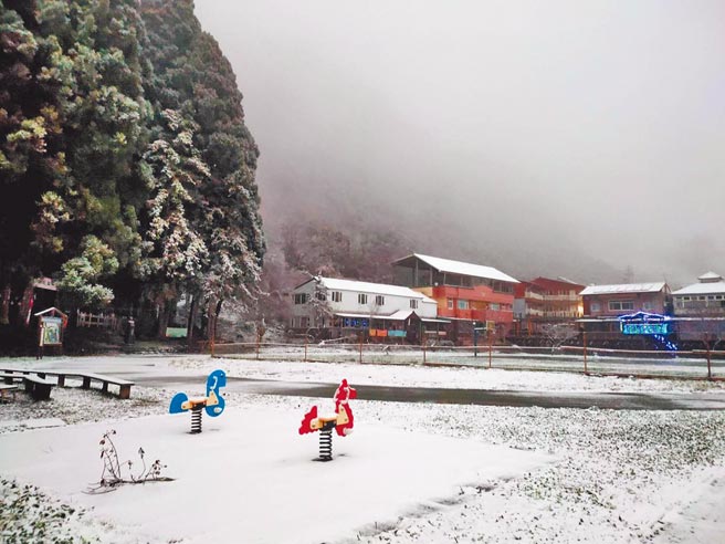 新竹县尖石乡多个山区部落12日陆续有降雪情形，新竹县政府今天宣布，尖石乡后山包含新光国小、秀峦国小、玉峰国小停课一天。图为新光国小校园被白雪覆盖。（新竹县政府提供／罗浚滨新竹传真）
