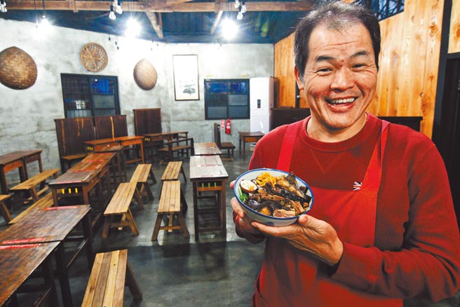 昔日的「夜皇都」妓女户，现在是猪脚饭专卖店，内部仍保留建筑原味。（庄哲权摄）