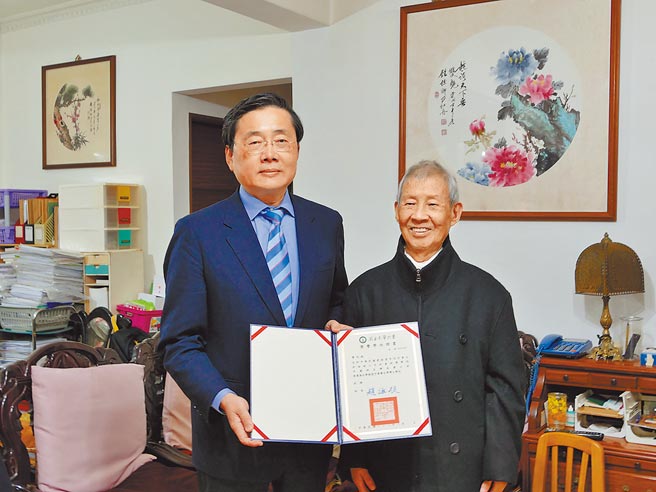 东华大学校长赵涵㨗颁予曹尚斌（右）荣誉博士学位证书。（东华大学提供／王志伟花莲传真）