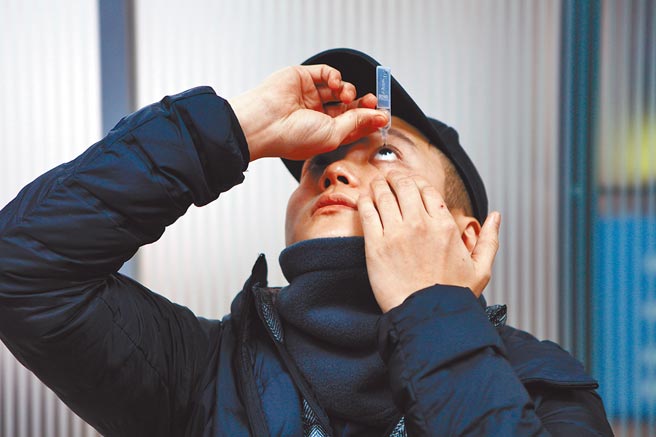 钱柜KTV服务生误把酒精当额温枪，朝台北市大安区卧龙里长邱奕承脸部喷3、4下，造成糜烂性角膜炎，现在每天都要点好几次人工泪液，眼睛才不会乾涩。（张立勋摄）