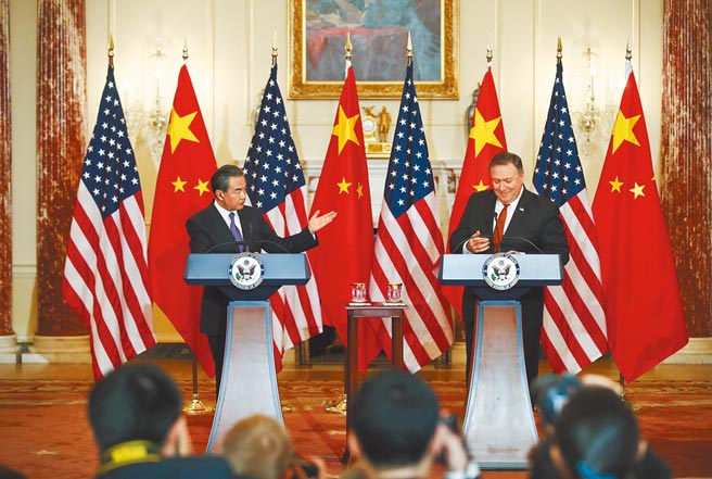 美国国务卿蓬佩奥（右）最近解除台美交流限制，挑战北京对台底线。图为2018年大陆国务委员兼外交部长王毅结束阿根廷访问，回国途经华盛顿，会晤蓬佩奥后，共同会见记者。（新华社）