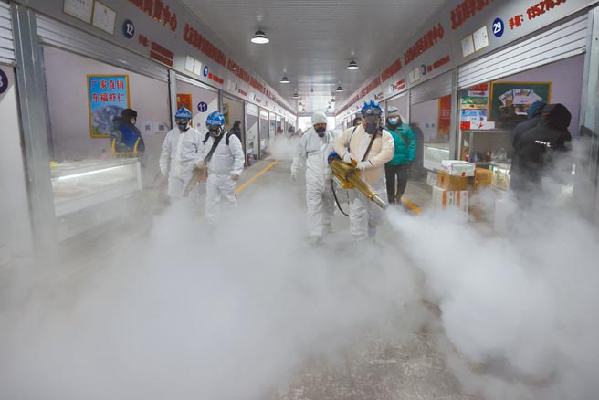 为保证按惯例3月3日起的大陆全国两会正常举行，大陆北京防疫保卫战开打。图为日前北京丰台区岳各庄批发市场进行环境消毒工作。（中新社）
