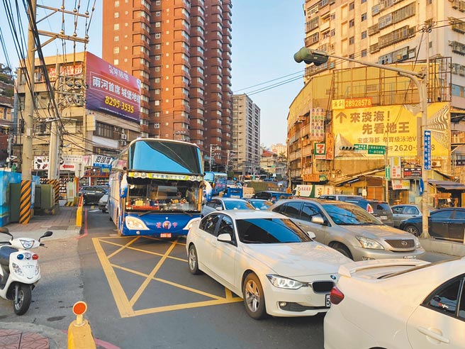 台湾自来水公司排定11日到13日于八里龙米路51号前作业抽换管线工程，工程选在上午9时尖峰时段开挖，造成龙米路大堵塞，用路人气炸，自来水公司紧急回填，希望尽快回復交通。（戴上容摄）