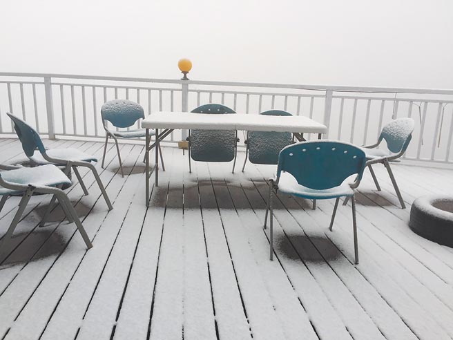 桃园復兴山区11日晚间至12日清晨再度降雪成为银白世界。（吕筱蝉摄）