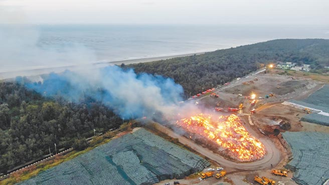 台南市政府环保局安南区城西垃圾掩埋场废弃物暂置区火警，焚烧面积广达5000平方公尺。（消防局提供／洪荣志台南传真）