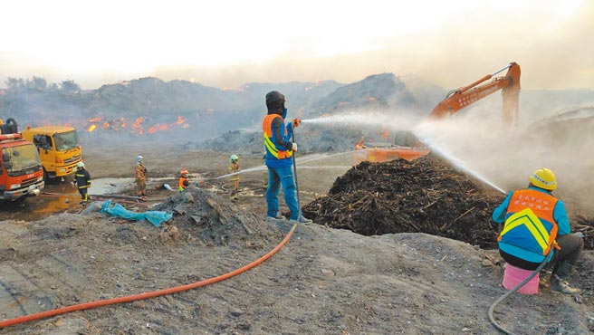 台南市政府环保局安南区城西垃圾掩埋场废弃物暂置区火警，环保局人员在场协助灌救。（环保局提供／洪荣志台南传真）