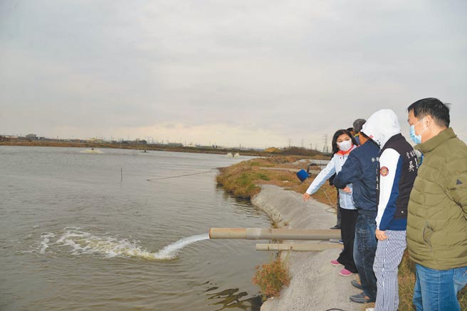 照顾渔民抗寒，云林县长张丽善（右四）拍板加码补助虱目鱼灾损每公顷3000元。（云林县政府提供／张朝欣云林传真）