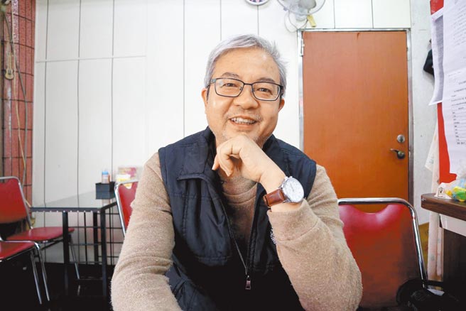 嘉義縣朴子市早餐店老闆陳威成小時候家境困苦，開業後長期贊助弱勢家庭孩子每日早餐。（張毓翎攝）