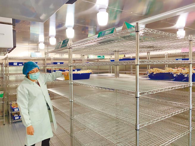 高雄捐血中心12日血液库存量仅剩5天，架上血袋所剩无几。（柯宗纬摄）