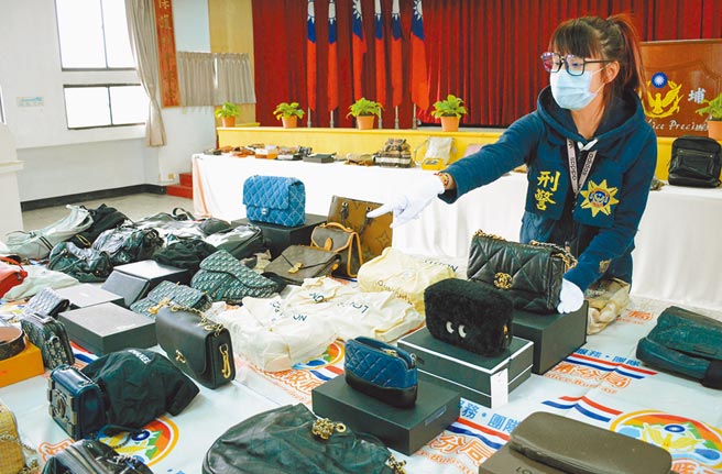 警方从诈骗集团家中搜出眾多精品名牌包，女警直呼「有些稀有款，有钱还买不到」。（林和生摄）