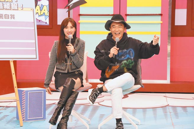 吴宗宪（右）、Sandy近日主持《小明星大跟班》。（中天综合台提供）