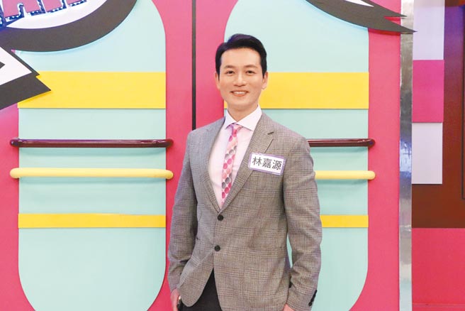 中天主播林嘉源近日喊话订阅人数破百万，扮方丈还同台方顺吉。（中天综合台提供）