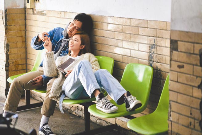 蔡黄汝（右）邀请薛仕凌跨刀拍摄MV，两人互动甜蜜。（宽宏音乐＆繁星浩月娱乐提供）