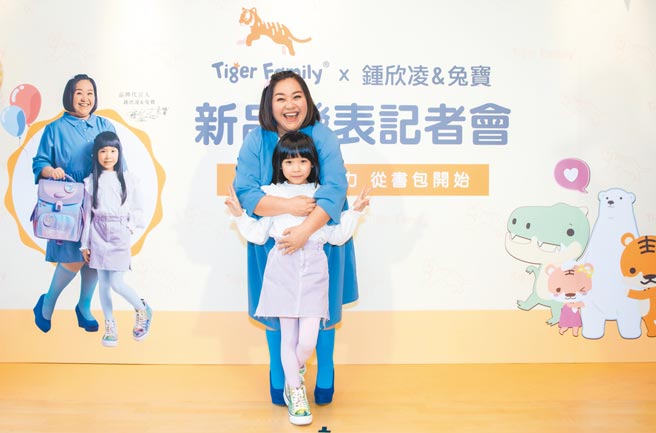 锺欣凌昨与大女儿兔宝出席代言活动。（Tiger Family提供）