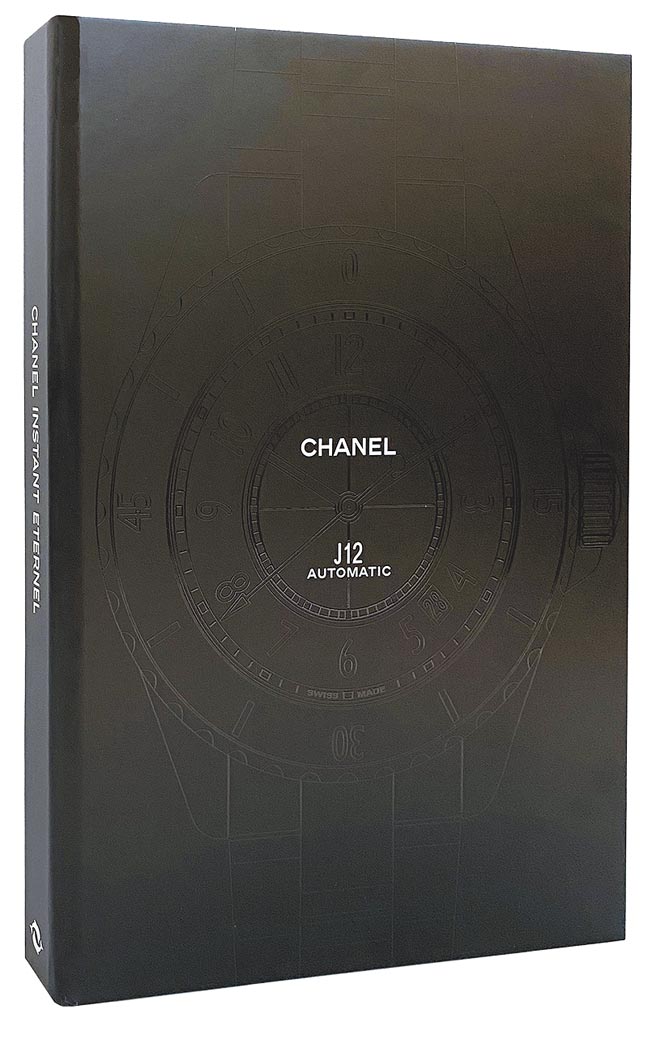 香奈儿为J12腕表上市20周年推出《CHANEL ETERNAL INSTANT》纪念专册，75欧元，Nicholas Foulkes着。（香奈儿提供）