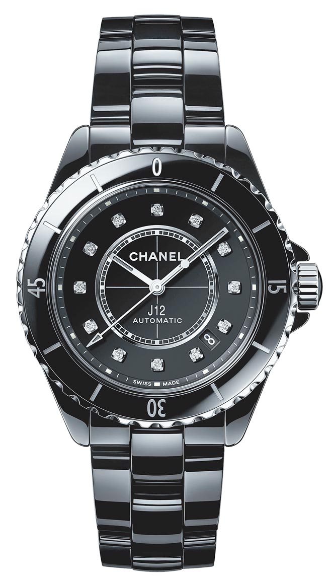 香奈儿J12黑色抗磨精密陶瓷精钢镶钻腕表，25万3000元。（香奈儿提供）