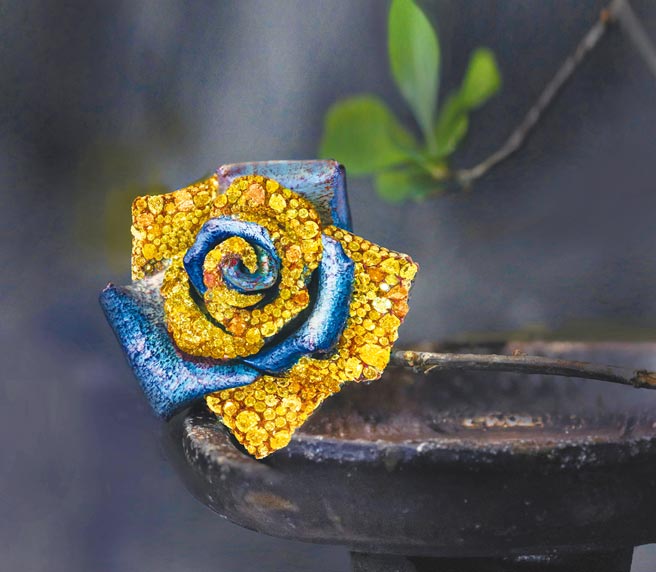 盛开玫瑰花戒指，钛金属镶彩钻、钻石，价格店洽。（AKACHEN提供）