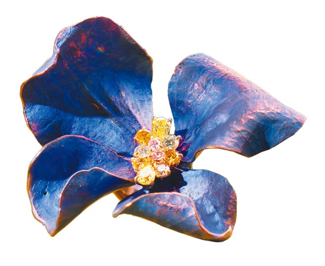 蝴蝶花片戒指，钛金属镶黄钻、粉红钻与钻石，价格店洽。（AKACHEN提供）