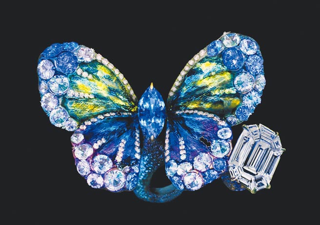 蝴蝶戒指，钛金属镶钻石、蓝宝石，价格店洽。（AKACHEN提供）