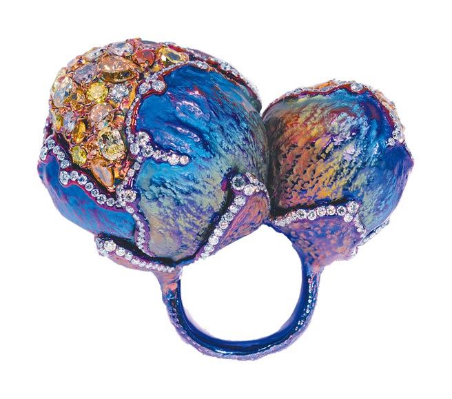 双花苞戒指，钛金属镶黄钻、粉红钻与钻石，价格店洽。（AKACHEN提供）