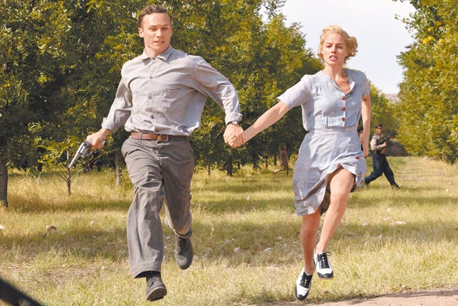 瑪格羅比在新片《末路狂奔》與芬恩柯爾有精采對手戲。（采昌國際多媒體提供）