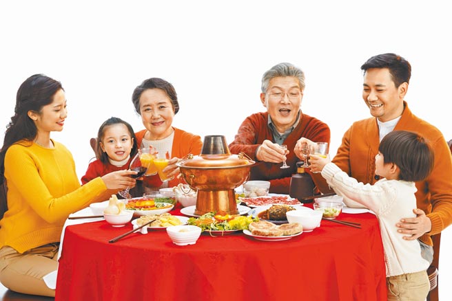 春节围炉在即，有13家星级饭店与人气旅宿餐厅，因储放或贩售逾期食品被开罚3至6万不等罚锾。（CFP）