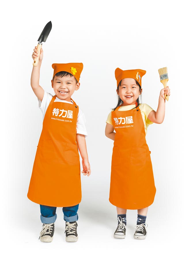 特力屋「小小职人」体验营，让孩子化身萌度破表的专业小小职人，课后还能获得职人证书，报名人数年年爆满。（特力屋提供）