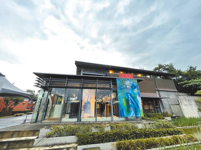 tittot琉园在宜兰传艺中心成立的玻璃工艺所「器透廊」，并推出为期三个月的「绝透与极光」展览。（tittot琉园提供）