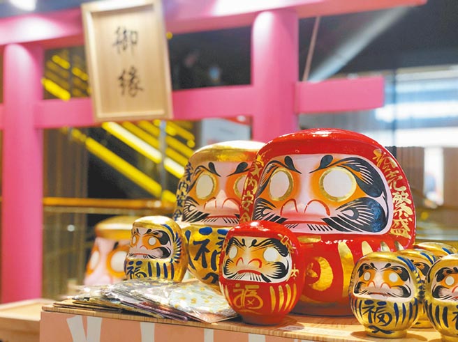 新光三越台北信义新天地A11即日起至26日设置「江户御缘物语」快闪店，把神社鸟居搬进卖场。（熊厚微创提供）
