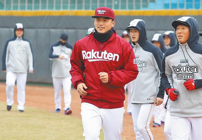 朱育贤（红色外套）加入50万俱乐部，他表示很感谢球团肯定。（中央社）