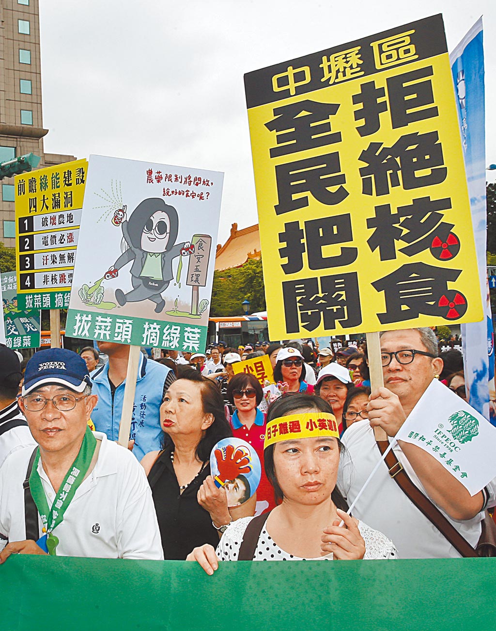 台北市長柯文哲13日爆料，蔡英文總統在第一屆任期前就已承諾日方會開放核食，但遲未解決，讓日本氣得要發瘋。圖為2017年民眾上街頭，表達拒絕核食進口。（本報資料照片）