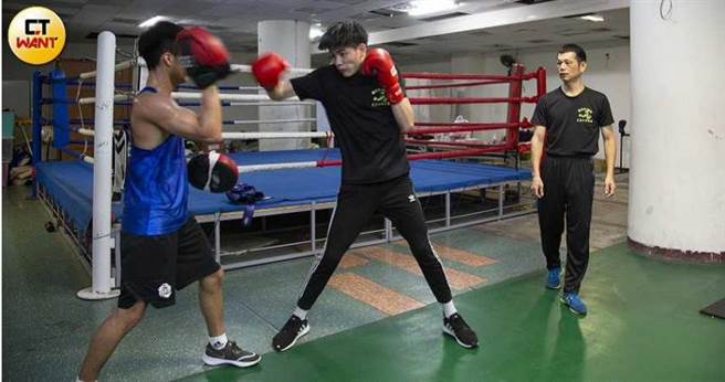 陈宽晋在花莲培育学生深耕拳击已迈入第11个年头，是知名的「金牌教练」。（图／黄威彬摄）