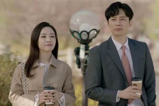 沈恩珍和全承彬因去年拍摄《坏爱情》假戏真做。(图/翻摄自韩网)