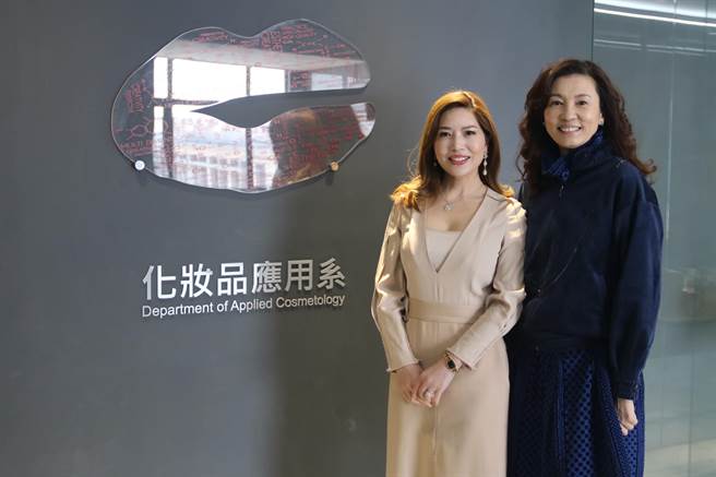 弘光科大妆品系副教授施佩缇(右)带领研究所学生蓝玉芳(左)参加OMC世界杯比赛。（陈淑娥摄）