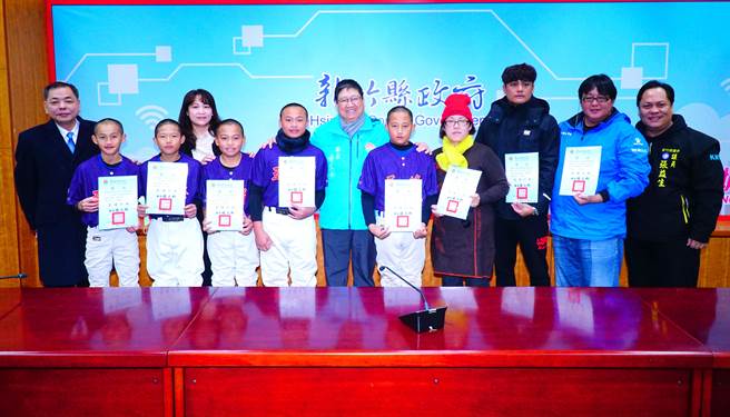 五峰国小棒球队把握有限时间练习，上月在「第7届原住民学生杯棒球锦标赛」获得季军。（庄旻静摄）