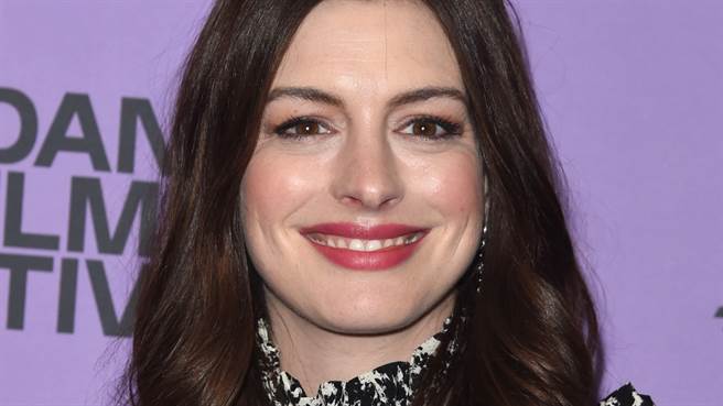 安海瑟薇(Anne Hathaway)近日在IG上晒出美照辣秀好身材。（图／达志影像）