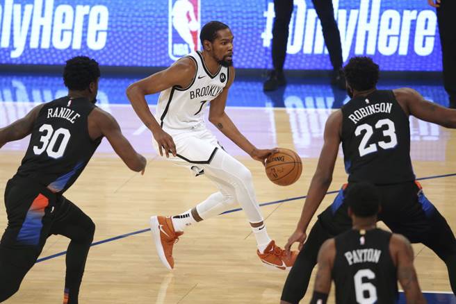 光靠杜兰特一人压阵，已经足够带领篮网击退尼克了。(美联社)