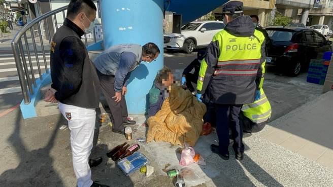 员警等人协助将不敌寒流侵袭致奄奄一息的街友送医。（清水警分局提供／陈淑娥台中传真）